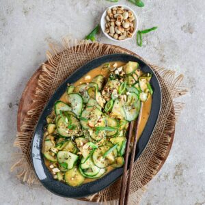 Cette Salade de concombre à la cacahuète va très rapidement devenir votre nouvelle façon préférée de manger du concombre !