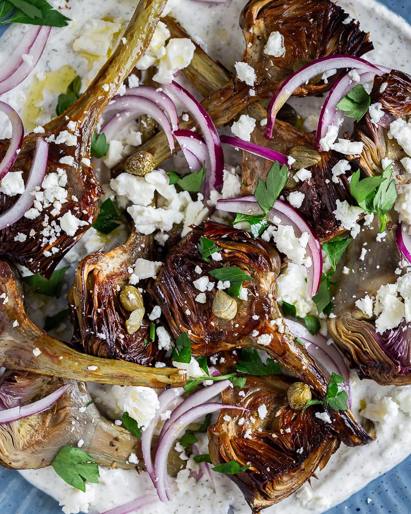 Ces Artichauts rôtis à l’ail et à la feta sont un vrai régal ! C’est parfait pour un repas léger ou sur une table de plats à partager.