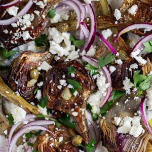 Ces Artichauts rôtis à l’ail et à la feta sont un vrai régal ! C’est parfait pour un repas léger ou sur une table de plats à partager.