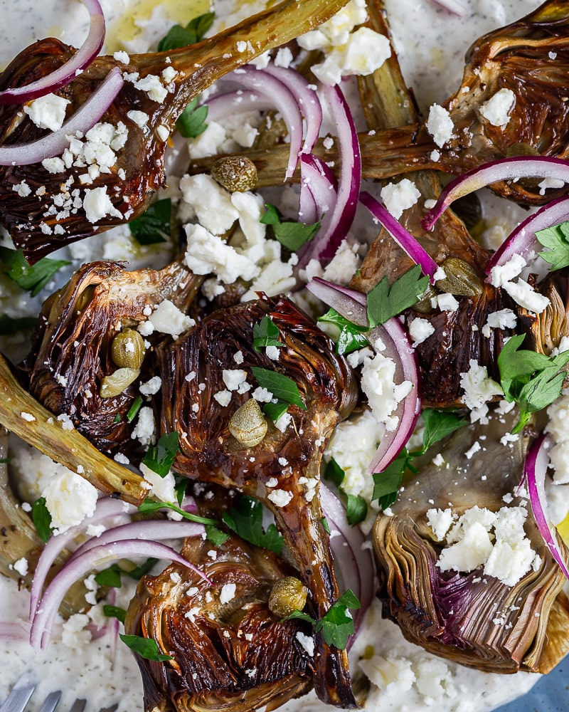 Ces Artichauts rôtis à l’ail et à la feta sont un vrai régal ! C’est parfait pour un repas léger ou sur une table de plats à partager.