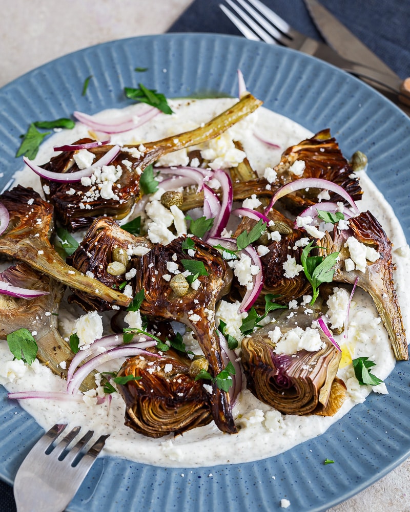 Ces Artichauts rôtis à l’ail et à la feta sont un vrai régal ! C’est parfait pour un repas léger ou sur une table de plats à partager.