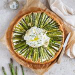 Vous allez adopter cette recette de Tarte fine asperges burrata en deux temps, trois mouvements !