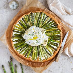 Vous allez adopter cette recette de Tarte fine asperges burrata en deux temps, trois mouvements !