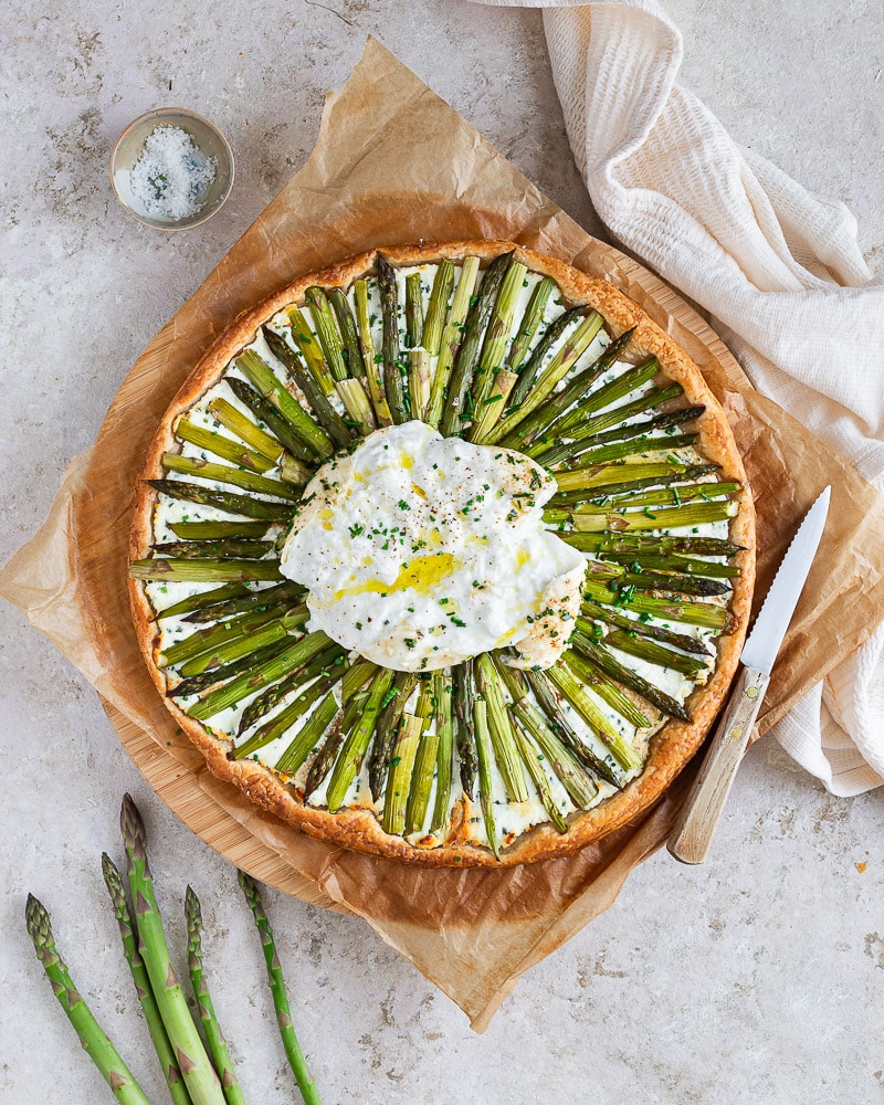 Vous allez adopter cette recette de Tarte fine asperges burrata en deux temps, trois mouvements !