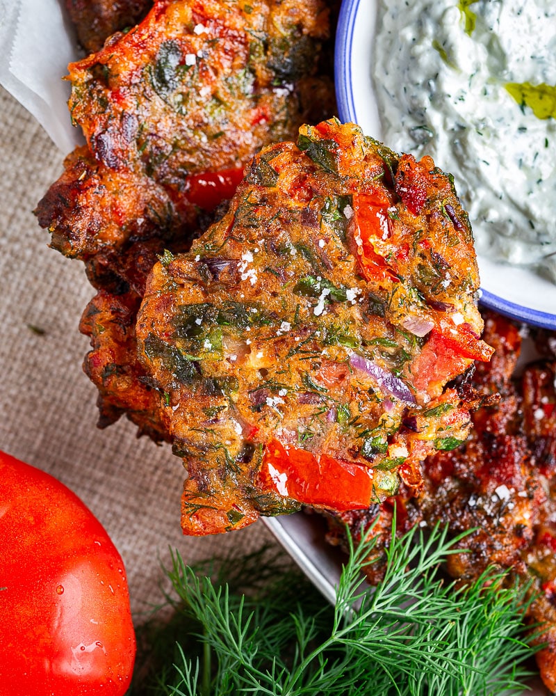 Voici des Galettes de tomate façon tomatokeftedes ! Tout droit venues de la cuisine grecque, et plus particulièrement de l'île de Santorin.
