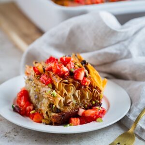 This Pistachio Strawberry Crinkle Cake is so good you won't believe it! It's extremely easy to cook and so pretty!