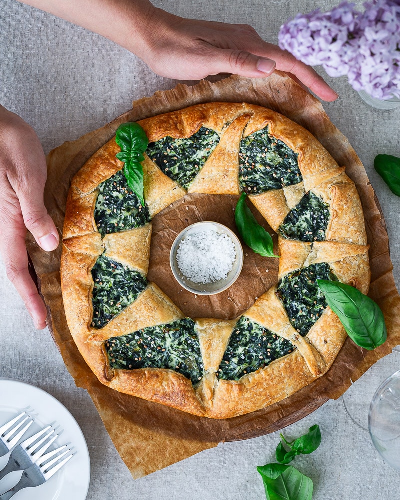Isn't this Spinach and ricotta pastry wreath really classy? I find it a pleasant change from classic tarts and quiches.