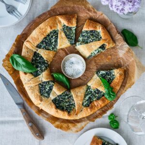 Isn't this Spinach and ricotta pastry wreath really classy? I find it a pleasant change from classic tarts and quiches.