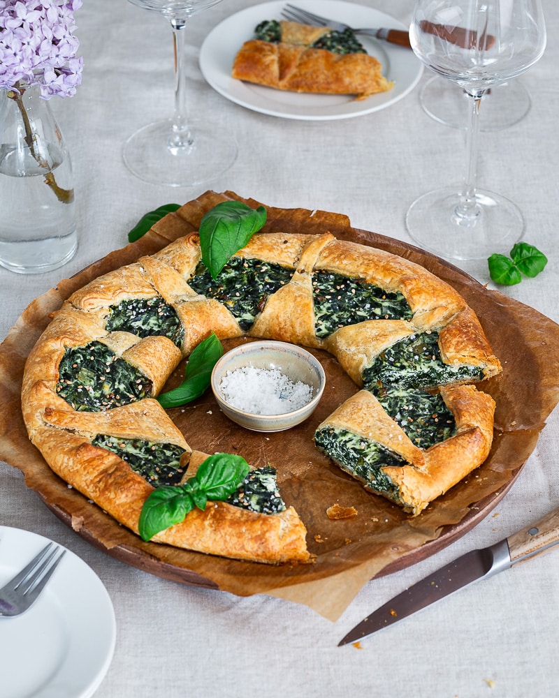 Isn't this Spinach and ricotta pastry wreath really classy? I find it a pleasant change from classic tarts and quiches.