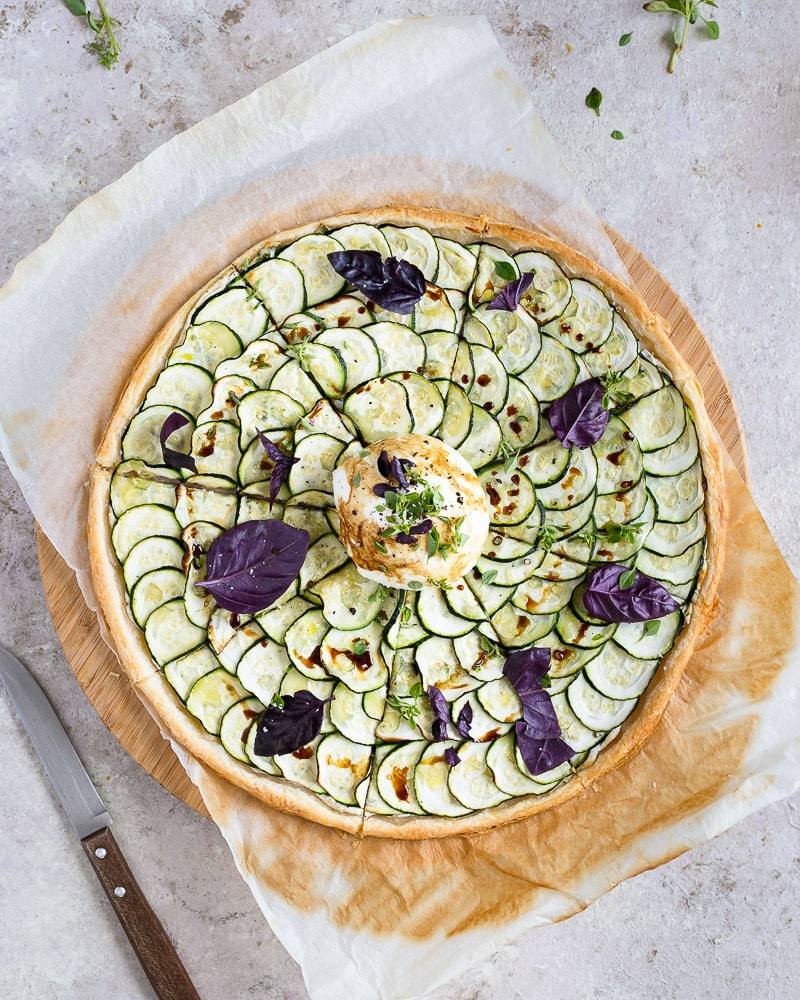 Here's a lovely, simple and delicious recipe to celebrate the return of zucchinis to our tables : Thin zucchini and burrata tart!