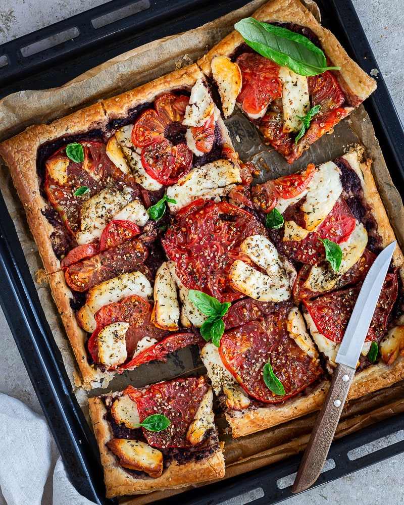 Cette Tarte fine tomate halloumi a beaucoup d'avantages ! Elle est bonne, jolie, simple et très rapide à préparer !