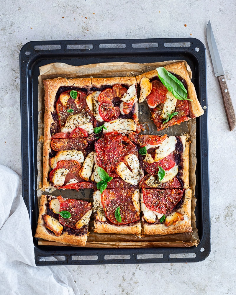 Cette Tarte fine tomate halloumi a beaucoup d'avantages ! Elle est bonne, jolie, simple et très rapide à préparer !