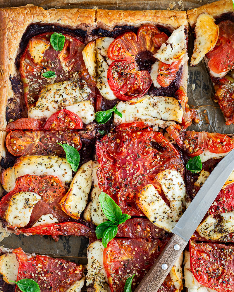 Cette Tarte fine tomate halloumi a beaucoup d'avantages ! Elle est bonne, jolie, simple et très rapide à préparer !
