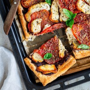 Cette Tarte fine tomate halloumi a beaucoup d'avantages ! Elle est bonne, jolie, simple et très rapide à préparer !