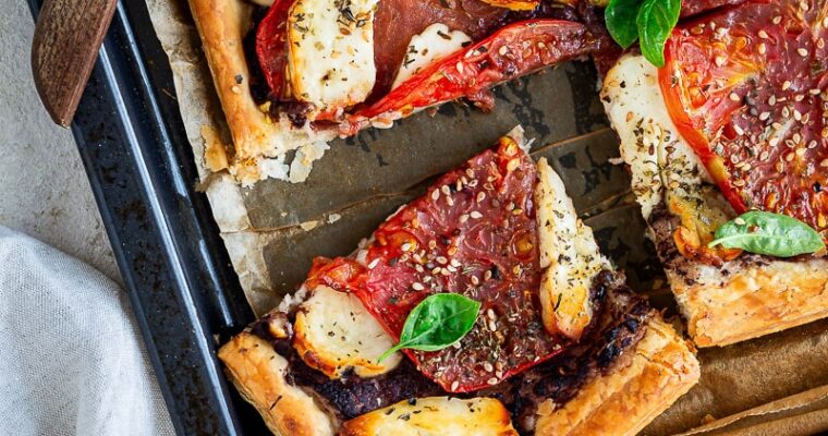 Tarte fine tomate halloumi : rapide, croustillante et gourmande