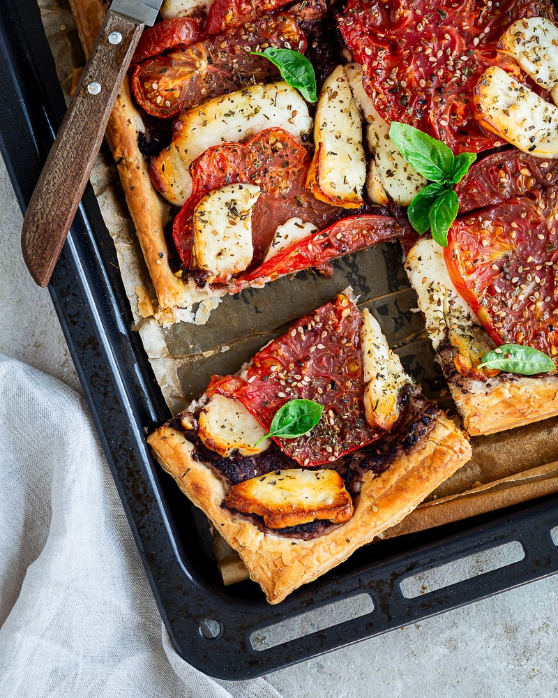 Tarte fine tomate halloumi : rapide, croustillante et gourmande