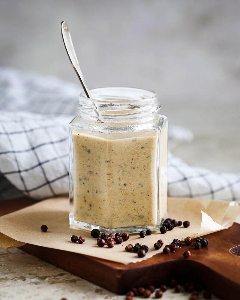 La Sauce au poivre inratable est une des sauces de base de la cuisine française ! Tout comme la béarnaise ou la sauce à l’échalote !