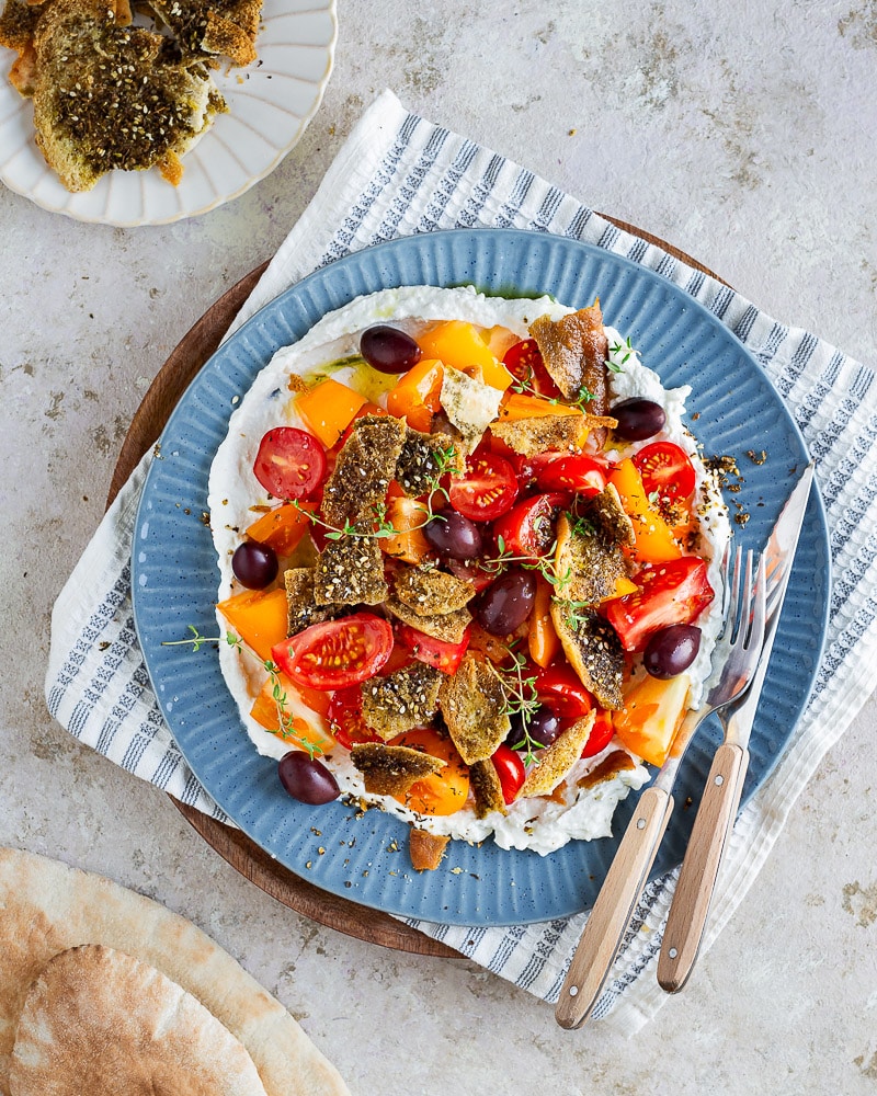 Cette recette de Tomates feta et pitas au zaatar est sûrement la recette de l’été ! C’est une explosion de saveurs et de textures !