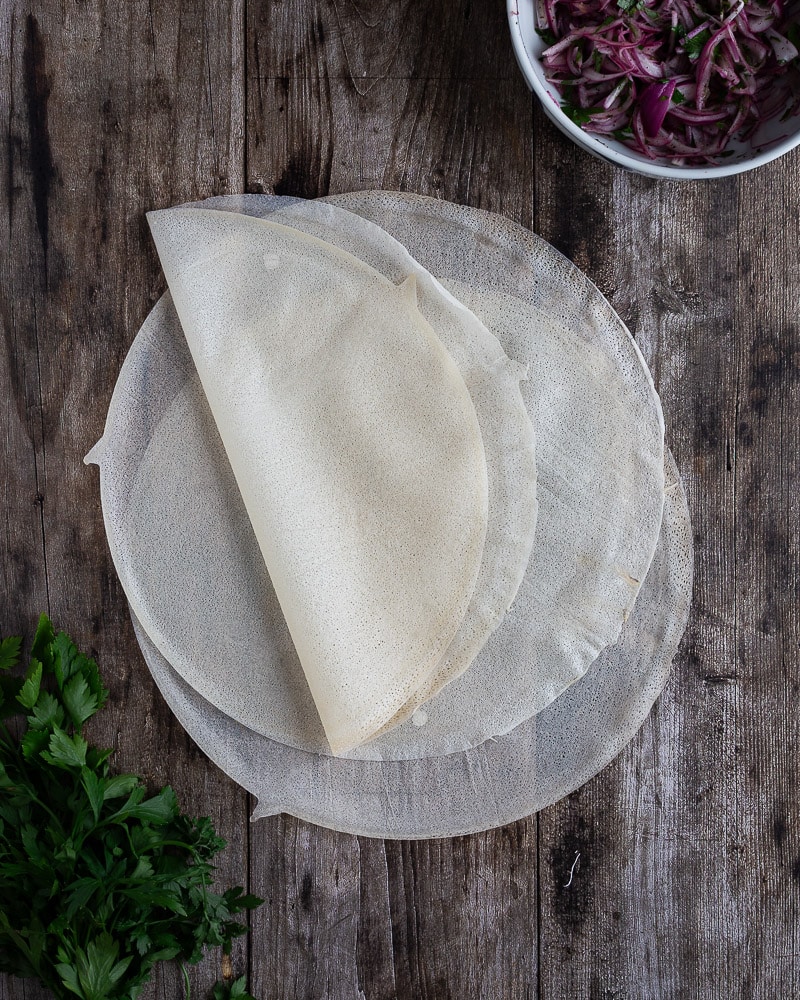 Feuilles filo vs feuilles de brick : Les différences. C'est l'article qui vous apprend tout ce qu'il y a à savoir sur la filo et la brick !