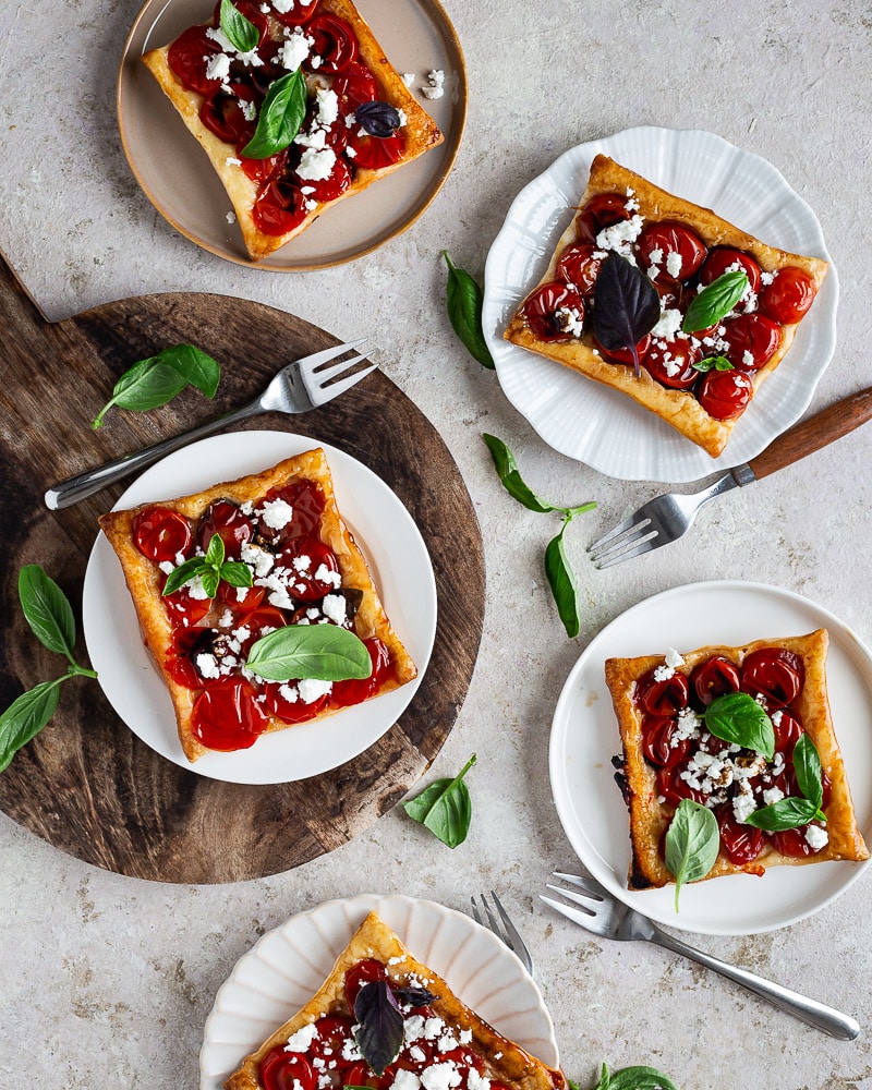 On profite encore un peu de l’été avec ces mini tatins express de tomates cerises.