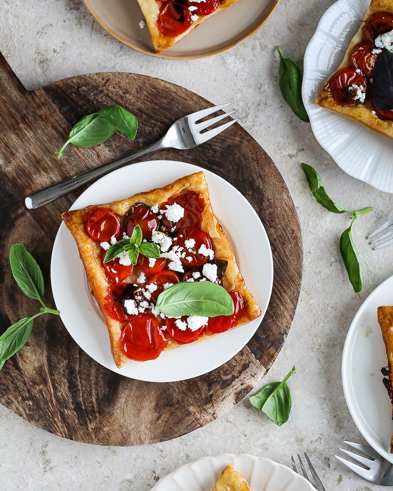 On profite encore un peu de l’été avec ces mini tatins express de tomates cerises.