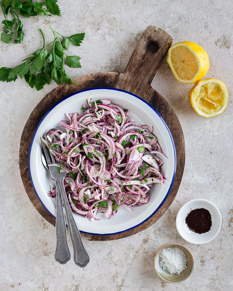 On part sur une recette super simple mais polyvalente : les oignons au sumac. Vous allez adorer et vous ne pourrez plus vous en passer !