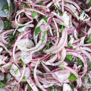 On part sur une recette super simple mais polyvalente : les oignons au sumac. Vous allez adorer et vous ne pourrez plus vous en passer !