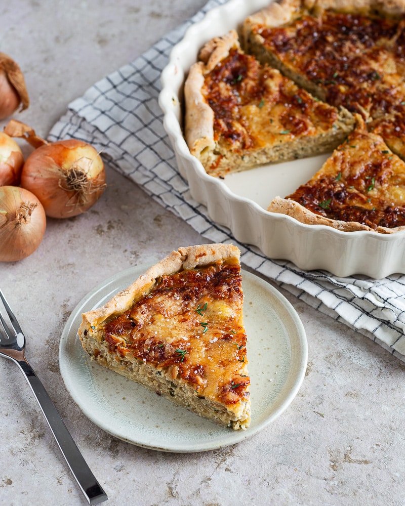 Quiche aux oignons et comté : La recette simple rapide et savoureuse qui réchauffe en ce début d'automne !