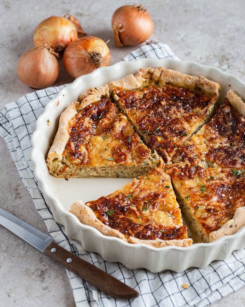 Quiche aux oignons et comté : La recette simple rapide et savoureuse qui réchauffe en ce début d'automne !