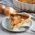 Quiche aux oignons et comté : La recette simple rapide et savoureuse qui réchauffe en ce début d'automne !