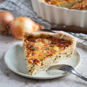 Quiche aux oignons et comté : La recette simple rapide et savoureuse qui réchauffe en ce début d'automne !