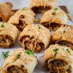 Ces Feuilletés aux oignons caramélisés à la bière sont une idée parfaitepour un apéro entre amis. Ou à déguster avec une bonne soupe !