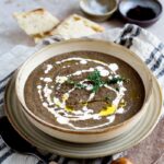 Ce velouté de Champignons Express est la recette confort d’automne par excellence ! Quand les journées commencent à raccourcir (help !) et que l’automne s’installe, rien de mieux qu’un velouté crémeux pour réchauffer les cœurs !