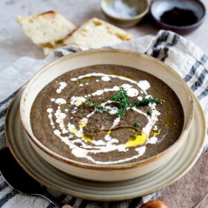 Ce velouté de Champignons Express est la recette confort d’automne par excellence ! Quand les journées commencent à raccourcir (help !) et que l’automne s’installe, rien de mieux qu’un velouté crémeux pour réchauffer les cœurs !