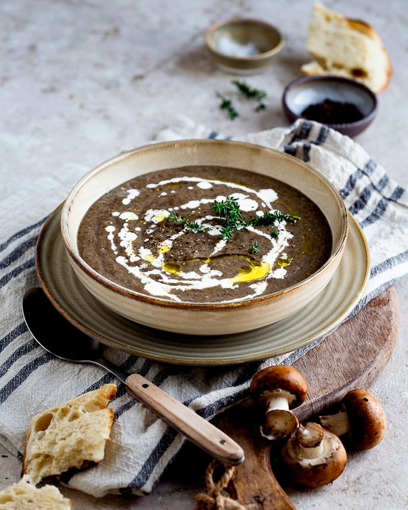 Ce velouté de Champignons Express est la recette confort d’automne par excellence ! Quand les journées commencent à raccourcir (help !) et que l’automne s’installe, rien de mieux qu’un velouté crémeux pour réchauffer les cœurs !