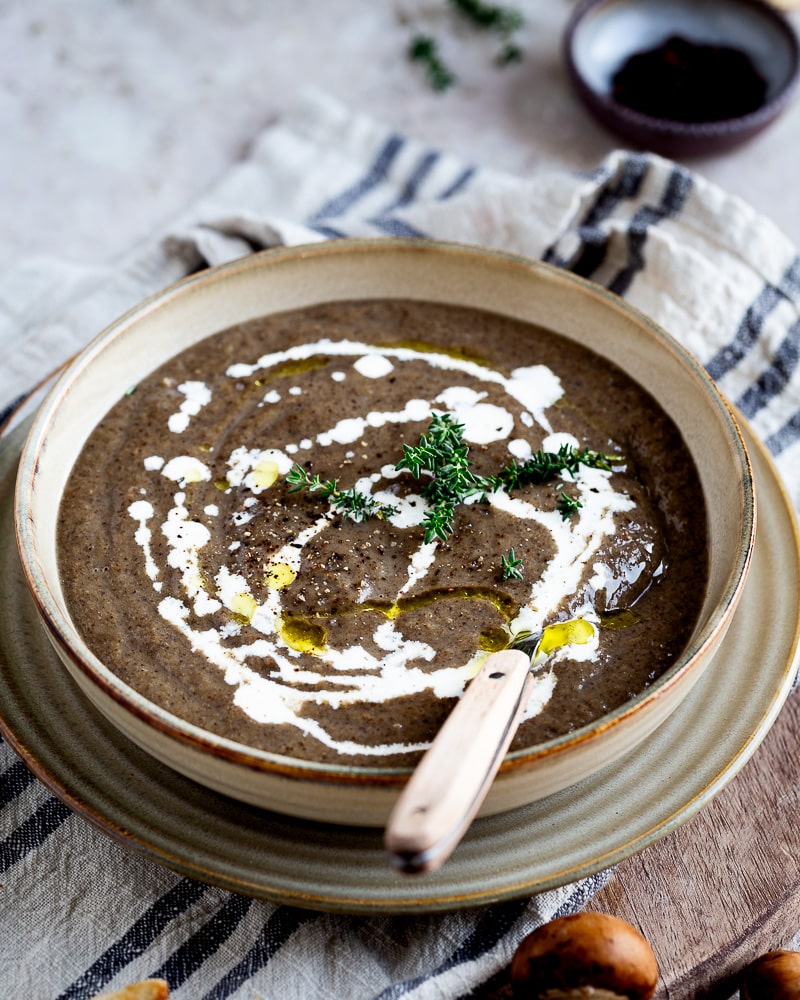 Ce velouté de Champignons Express est la recette confort d’automne par excellence ! Quand les journées commencent à raccourcir (help !) et que l’automne s’installe, rien de mieux qu’un velouté crémeux pour réchauffer les cœurs !