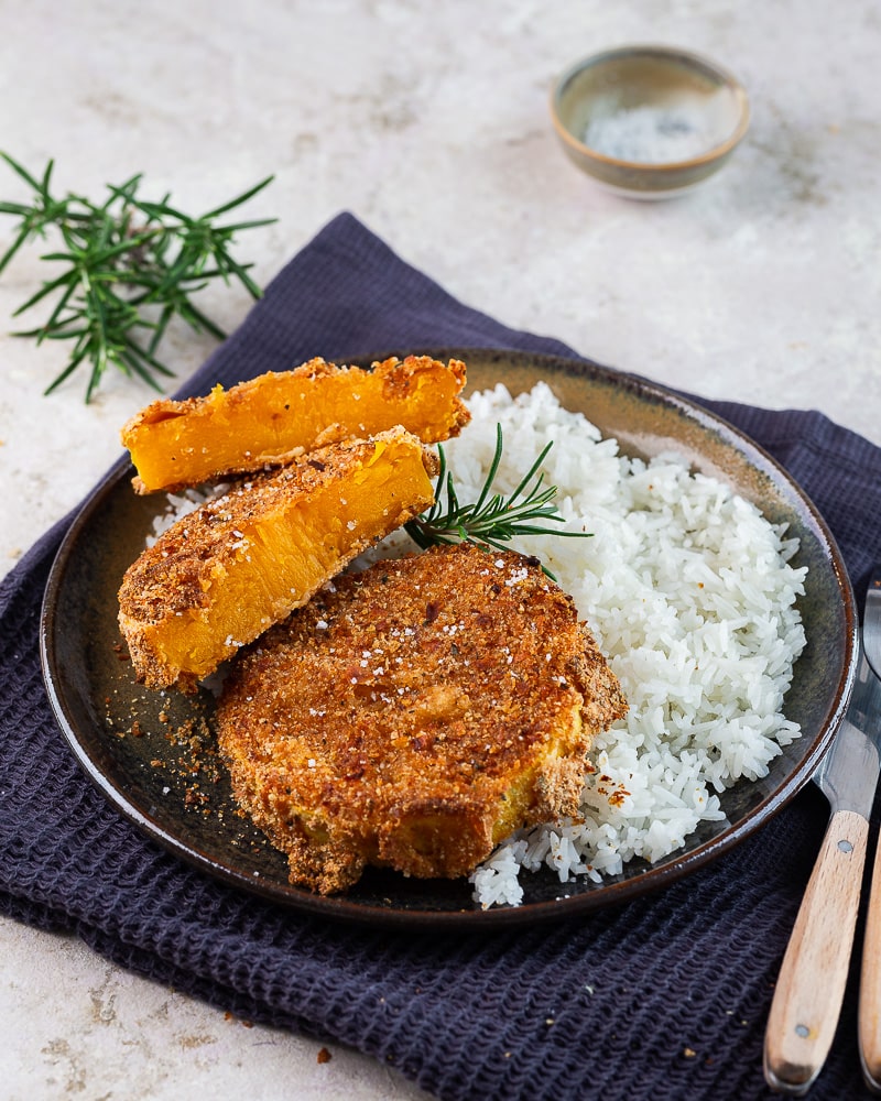L’automne est vraiment là avec cette recette de Butternut panée sans friture ! Cuite au four, elle est parfaite pour un repas automnal !