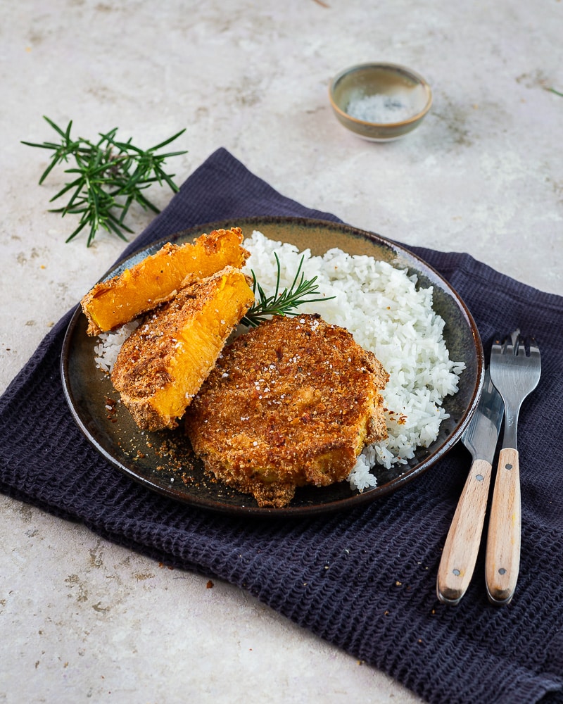 L’automne est vraiment là avec cette recette de Butternut panée sans friture ! Cuite au four, elle est parfaite pour un repas automnal !