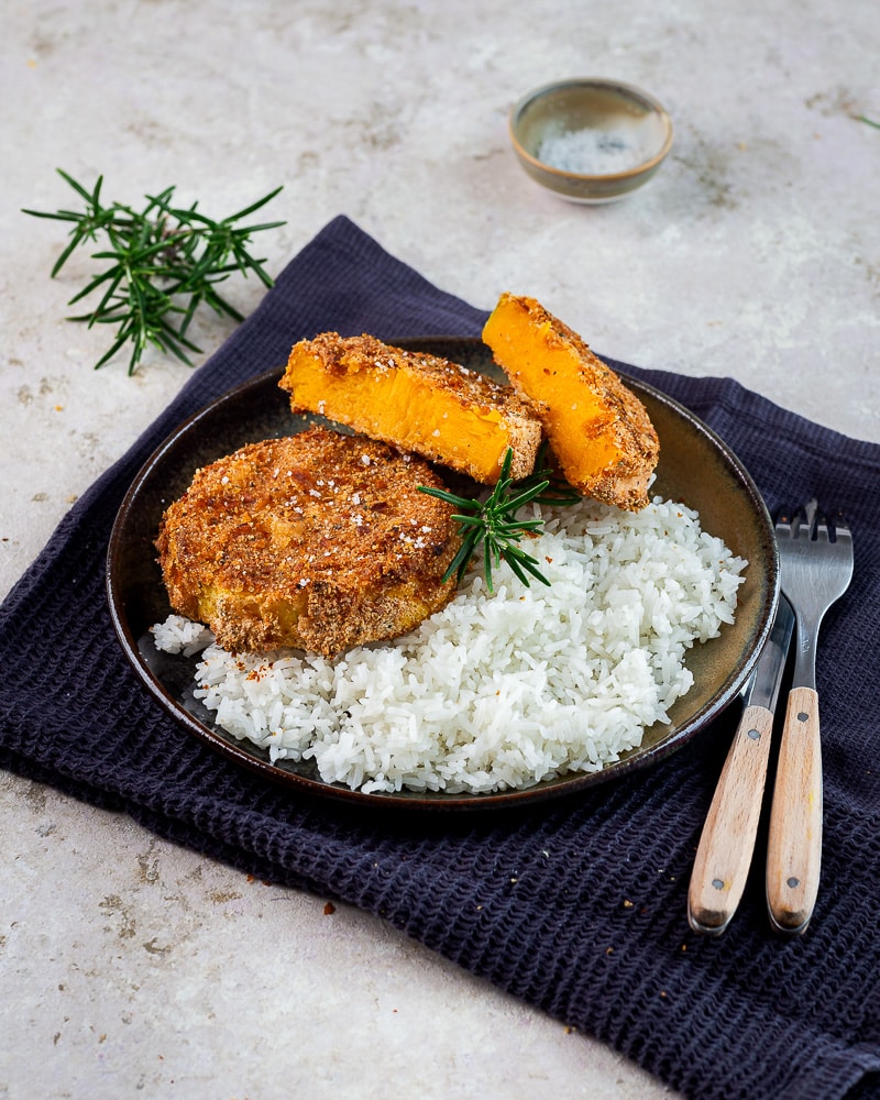 L’automne est vraiment là avec cette recette de Butternut panée sans friture ! Cuite au four, elle est parfaite pour un repas automnal !