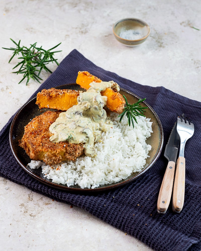 L’automne est vraiment là avec cette recette de Butternut panée sans friture ! Cuite au four, elle est parfaite pour un repas automnal !