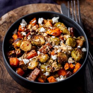 A recipe that brings together two autumn veggie stars: Roasted Brussels Sprouts and Sweet Potatoes ð. With a surprise guest: smoked tofu.