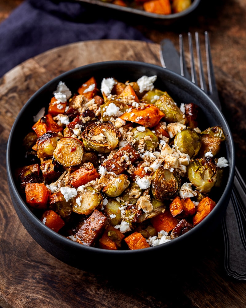 A recipe that brings together two autumn veggie stars: Roasted Brussels Sprouts and Sweet Potatoes ð. With a surprise guest: smoked tofu.