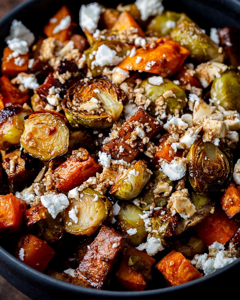 A recipe that brings together two autumn veggie stars: Roasted Brussels Sprouts and Sweet Potatoes ð. With a surprise guest: smoked tofu.
