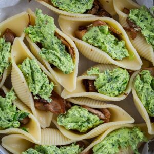 Ces escargots sans escargots, revisités avec des pleurotes et du beurre persillé maison, vont faire sensation pour les Fêtes !