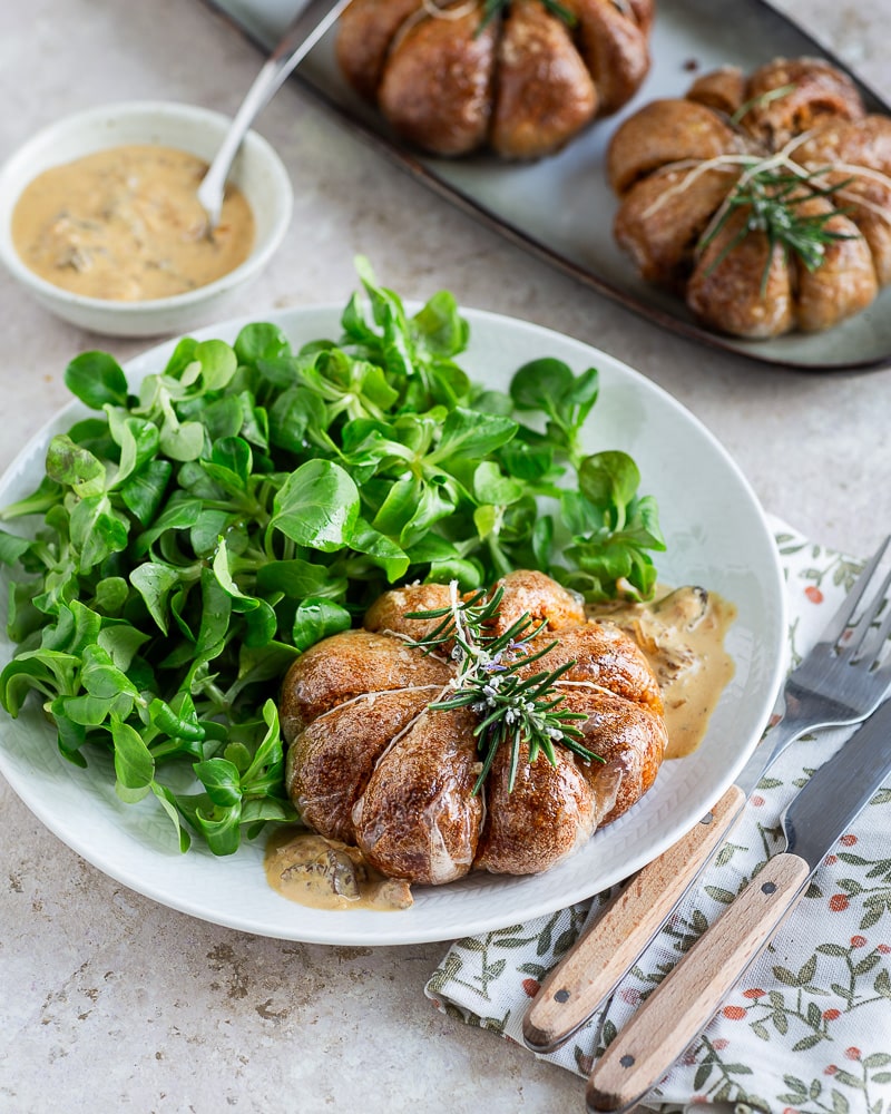 Laissez ces Paupiettes végétales aux morilles voler la vedette sur votre table de Noël ! Ce plat festif est aussi gourmand qu’élégant.