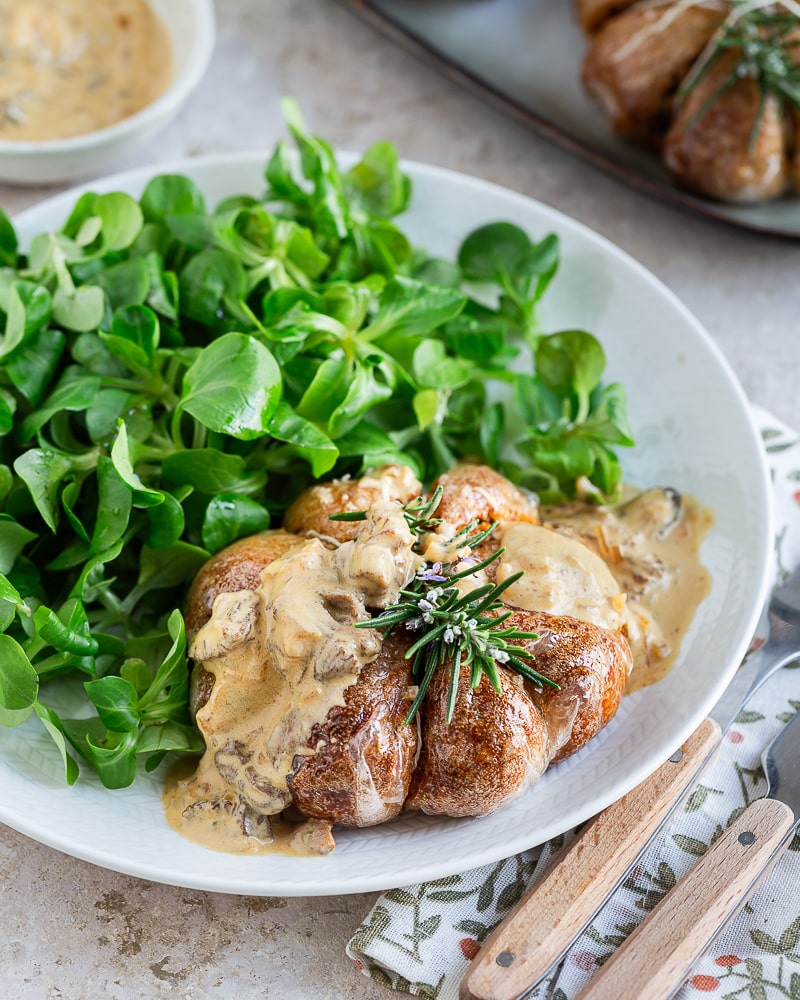 Laissez ces Paupiettes végétales aux morilles voler la vedette sur votre table de Noël ! Ce plat festif est aussi gourmand qu’élégant.