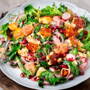 Let this Winter Salad with Halloumi and Grapefruit brighten up your table! It's fresh, indulgent and has beautiful colors !