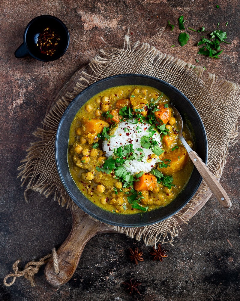 Ce plat de Butternut et de pois chiches façon Curry est la recette idéale pour sublimer les légumes de saison !