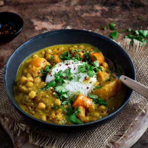 Ce plat de Butternut et de pois chiches façon Curry est la recette idéale pour sublimer les légumes de saison !