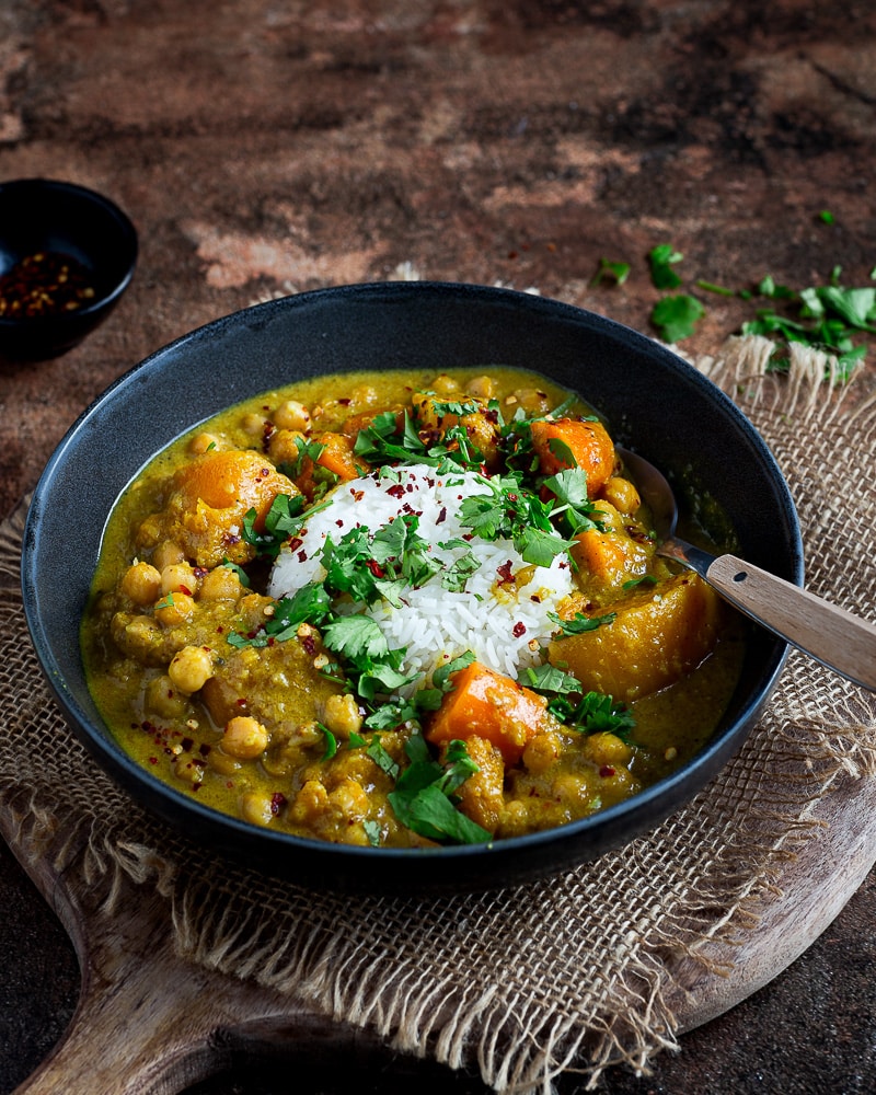 Ce plat de Butternut et de pois chiches façon Curry est la recette idéale pour sublimer les légumes de saison !